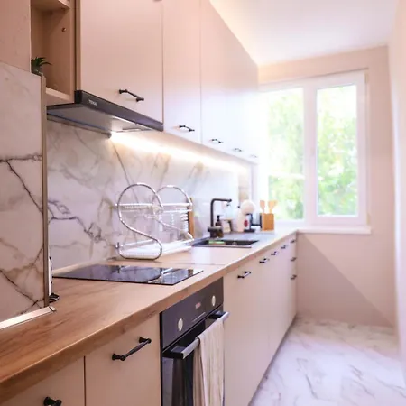 Sea Siren 1bd - Near Sea Garden, Free Garage & Ev Friendly *